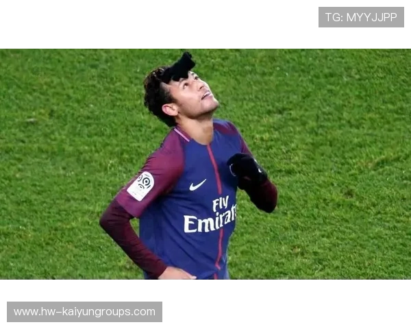 内马尔与教练公开和解，两人握手被镜头捕获